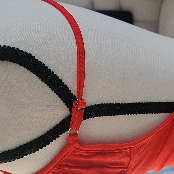 Elegant Red Evening Dress - Picture 4 of 4